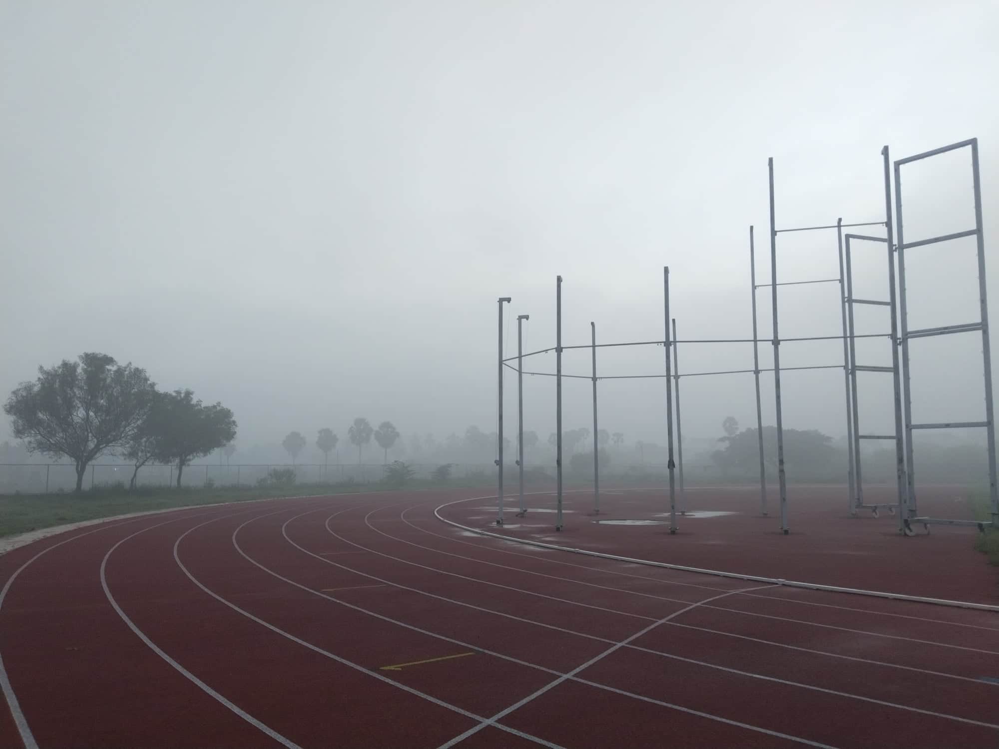 Atletiekbaan in de mist