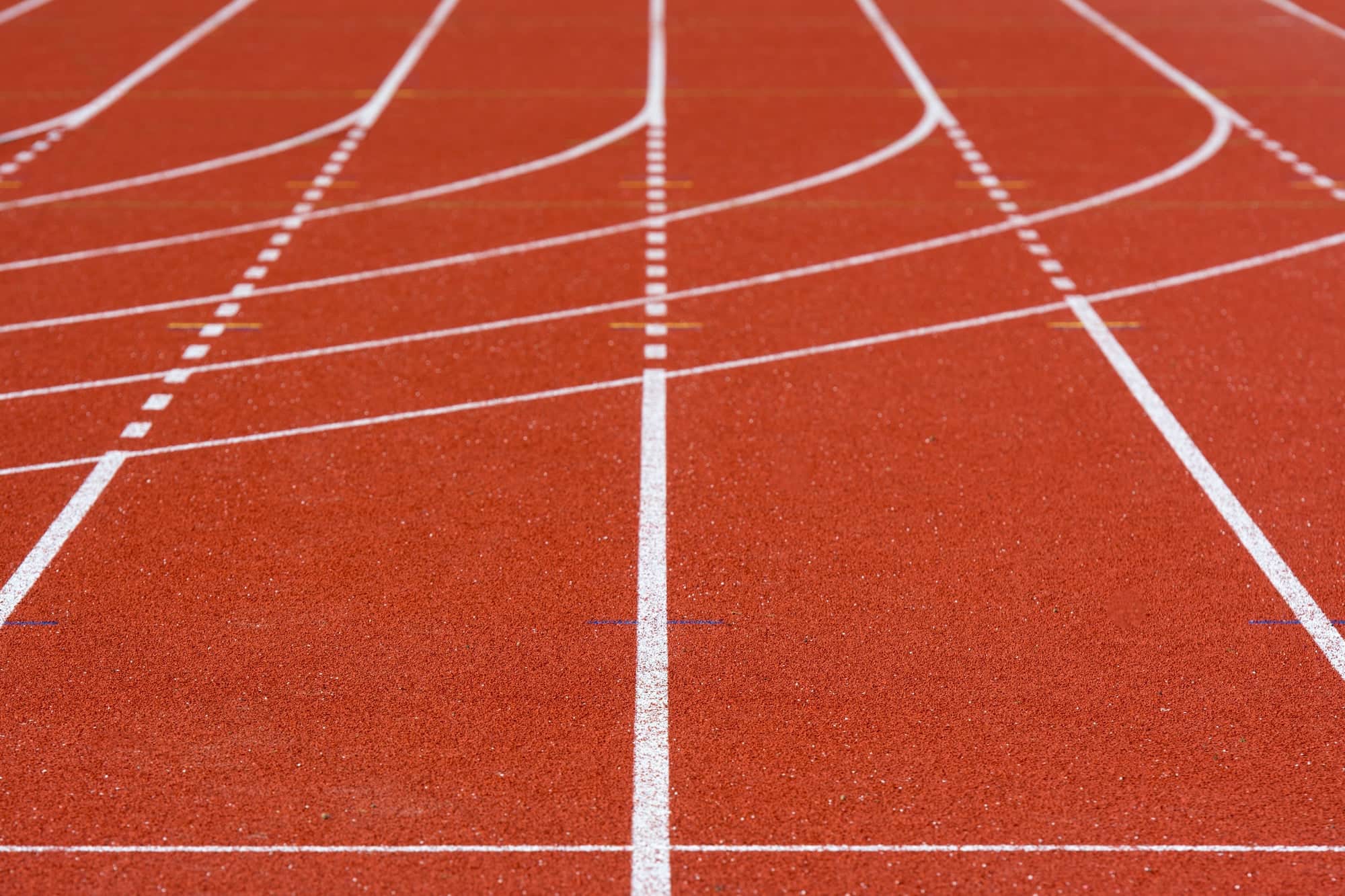 Baanmarkeringen op een lege atletiekbaan