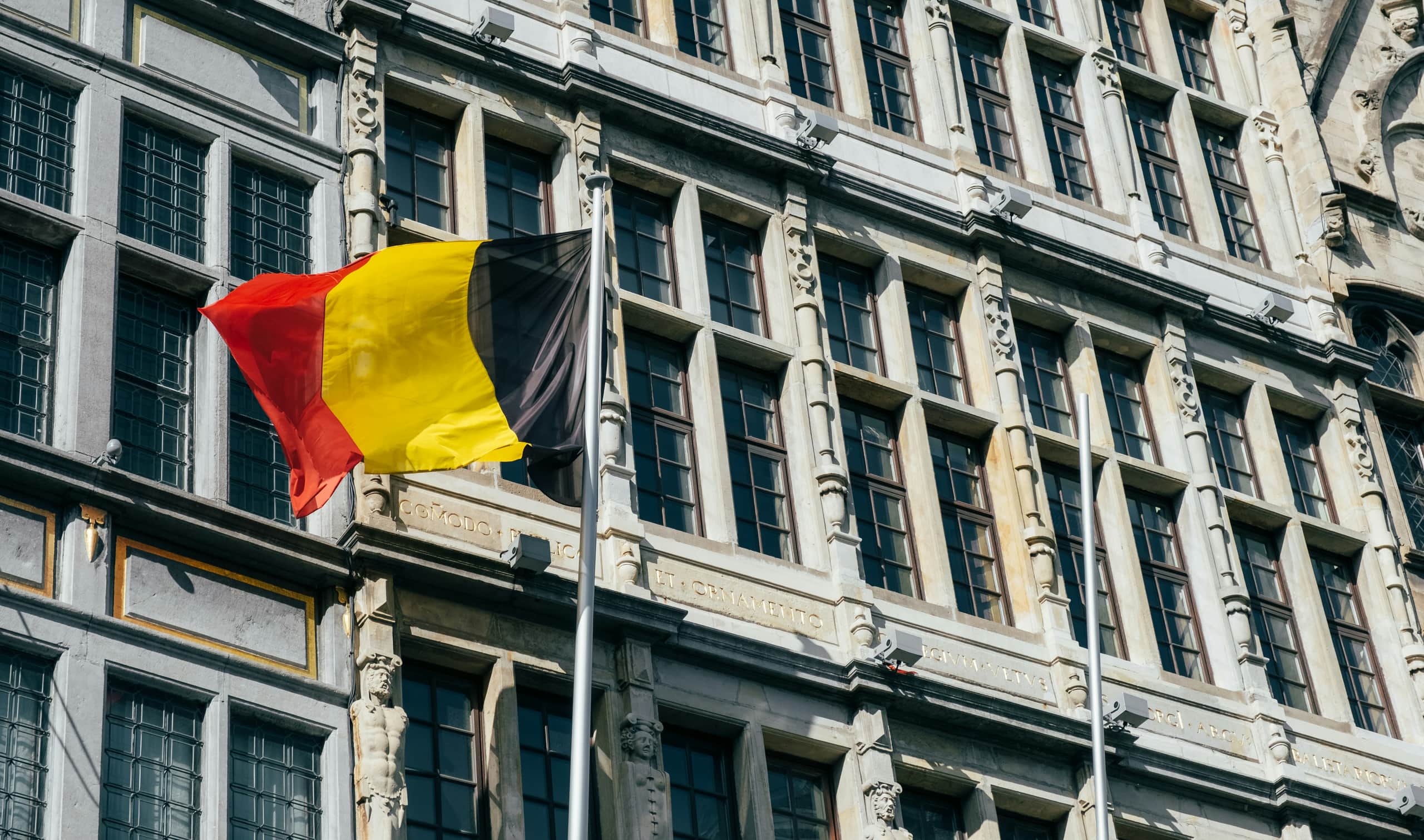 Belgische vlag voor een historische gevel