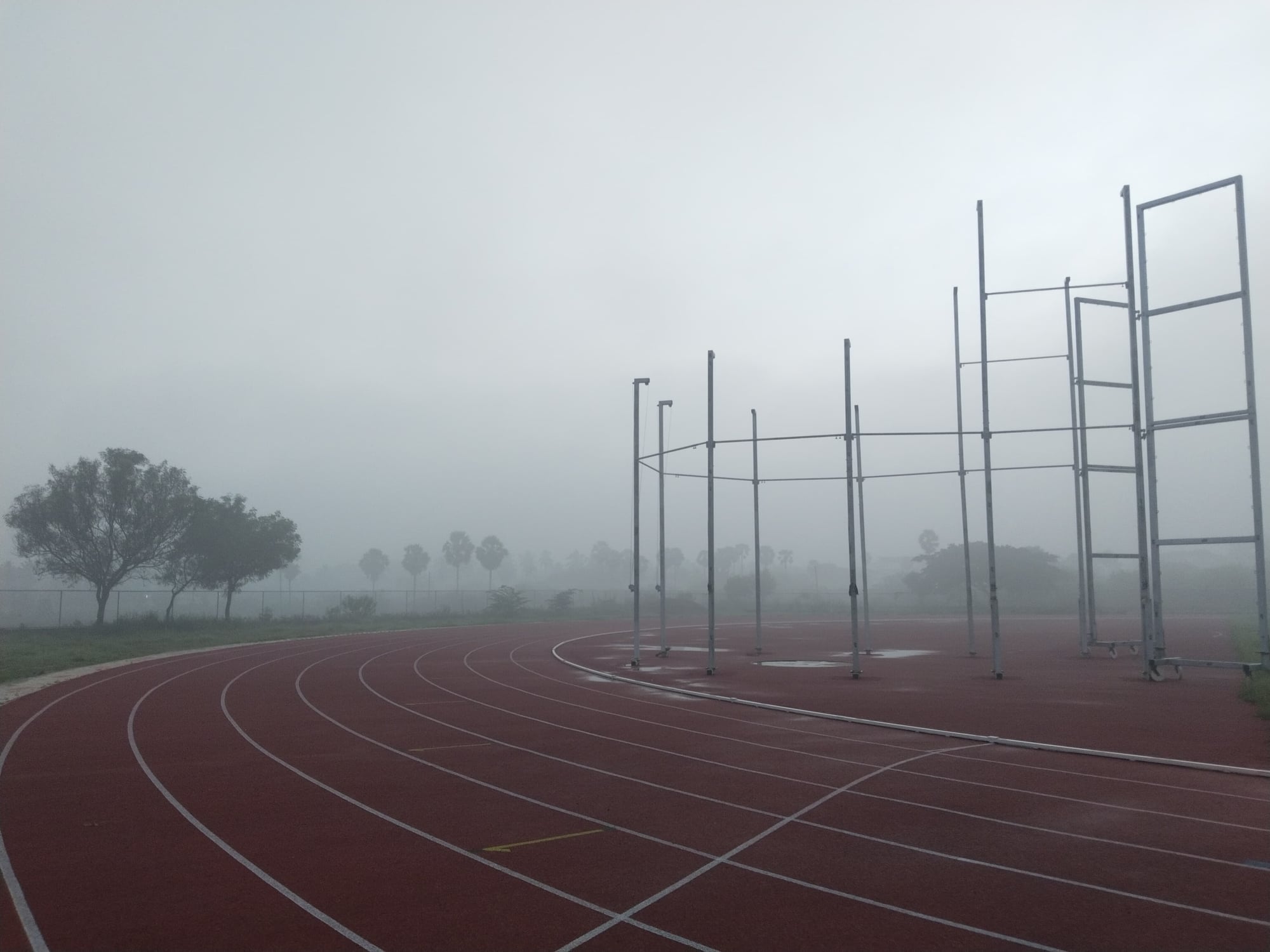 Atletiekbaan in de mist