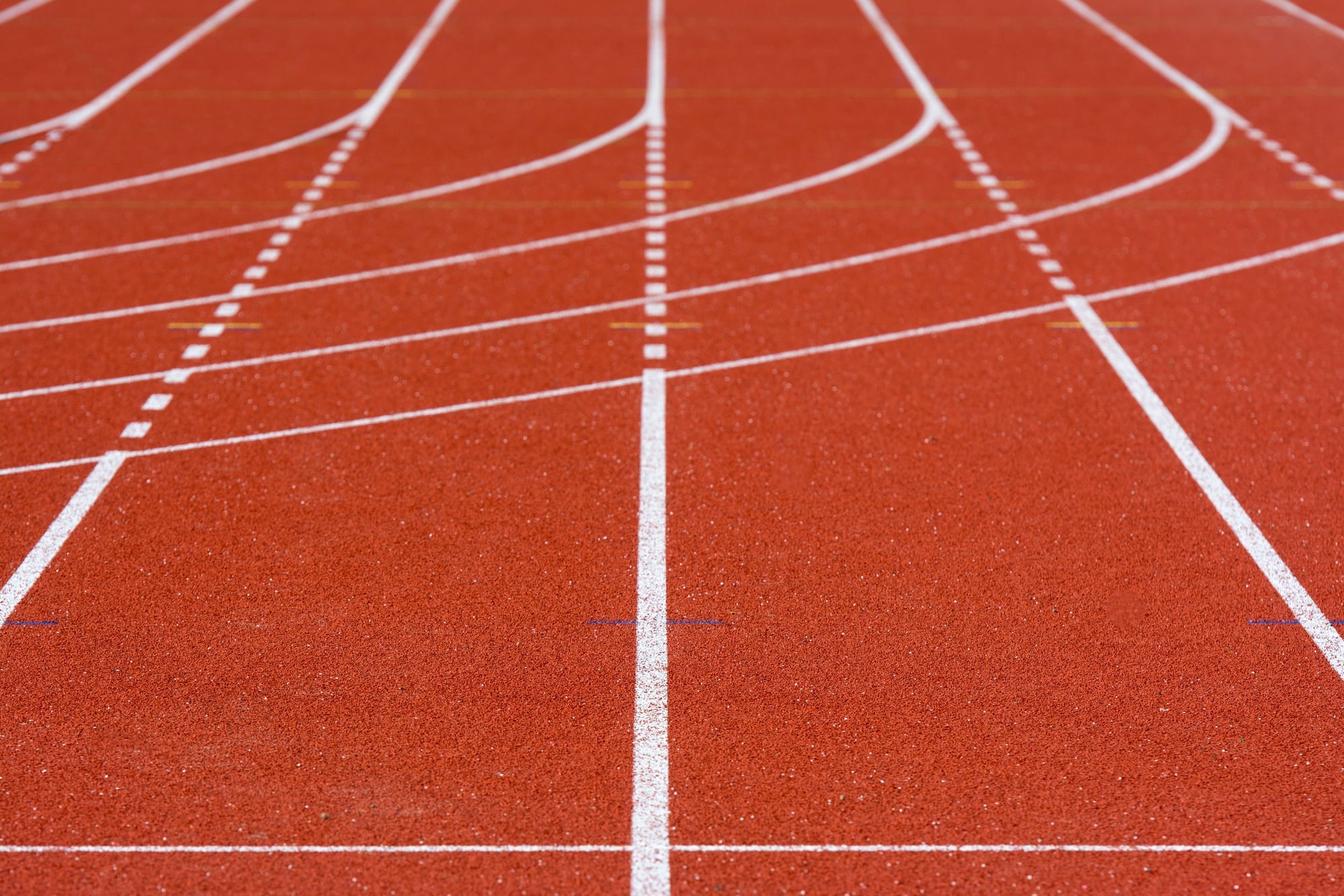 Baanmarkeringen op een lege atletiekbaan